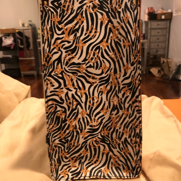 🔥Jungle Louis Vuitton OnTheGo GM and Wallet🔥 - Picture 5 of 7